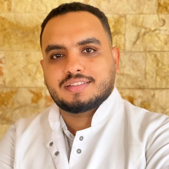 اخصائي علاج طبيعي في قسم العظام في عيادة فياض