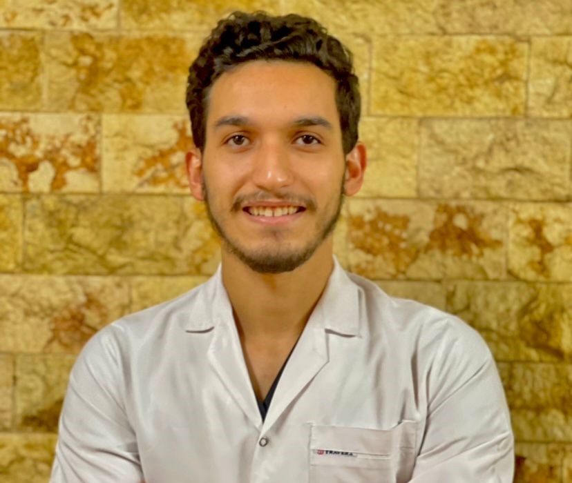 اخصائي علاج طبيعي في قسم العظام في عيادة فياض