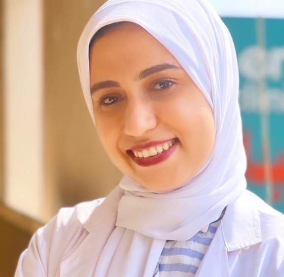 اخصائي علاج طبيعي بقسم العظام في عيادة فياض